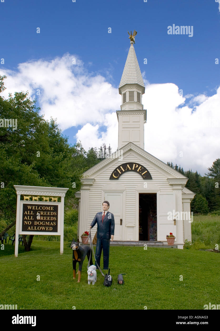 Il cane Cappella fu costruito nel 1999 dall'artista Stephen Huneck sulla montagna di cane in Saint Johnsbury Vermont Foto Stock