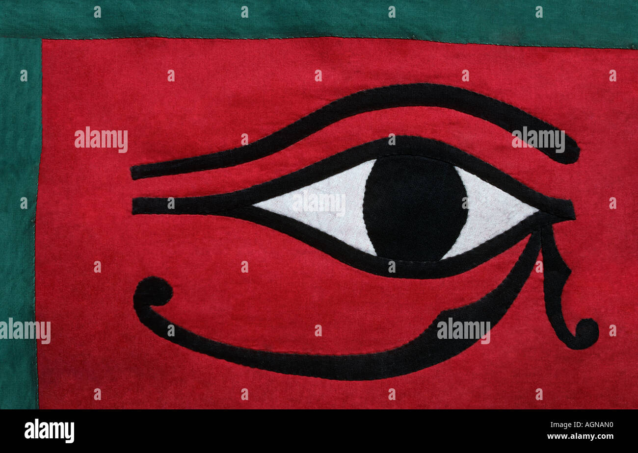 Dettaglio di un applique tessuto decorato con l'occhio di Horus su uno sfondo rosso con rivestimento verde mercato Luxor Egitto Foto Stock