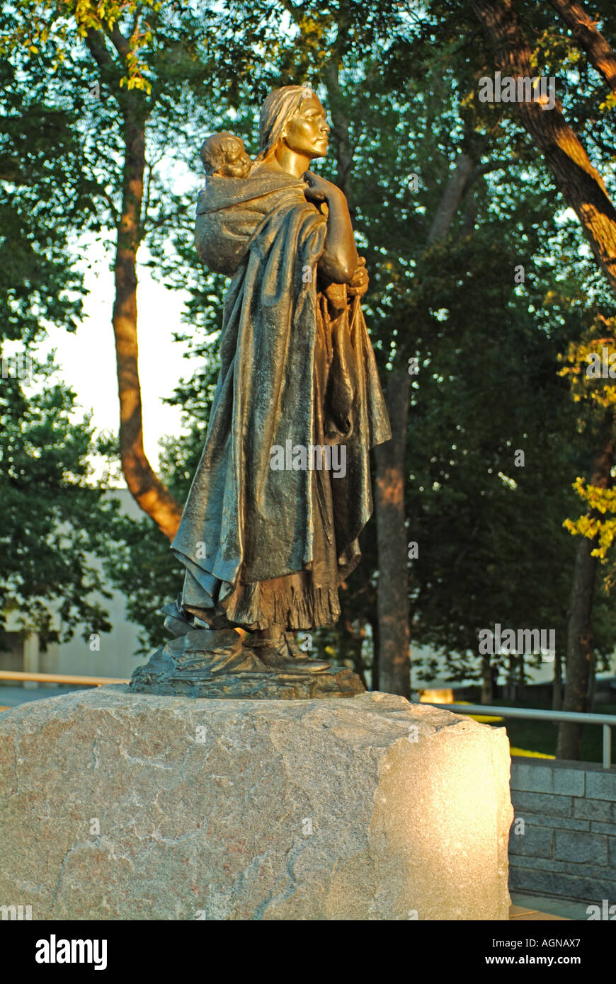 Statua di Sacagawea noto anche come Sakakawea in Bismarck North Dakota era un interprete per la spedizione del Clark e del Lewis Foto Stock