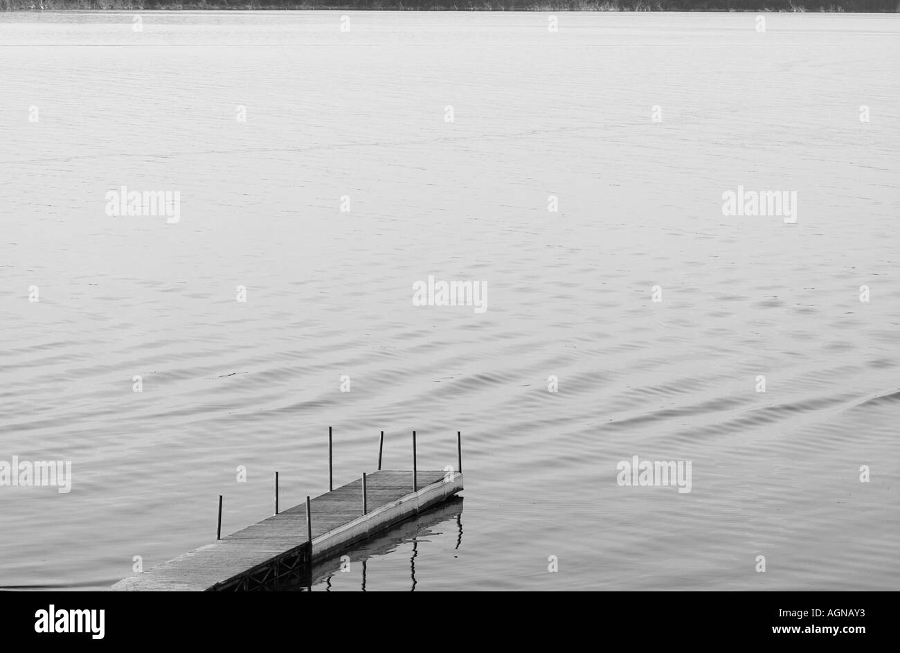 Dock di pesca in un lago Foto Stock