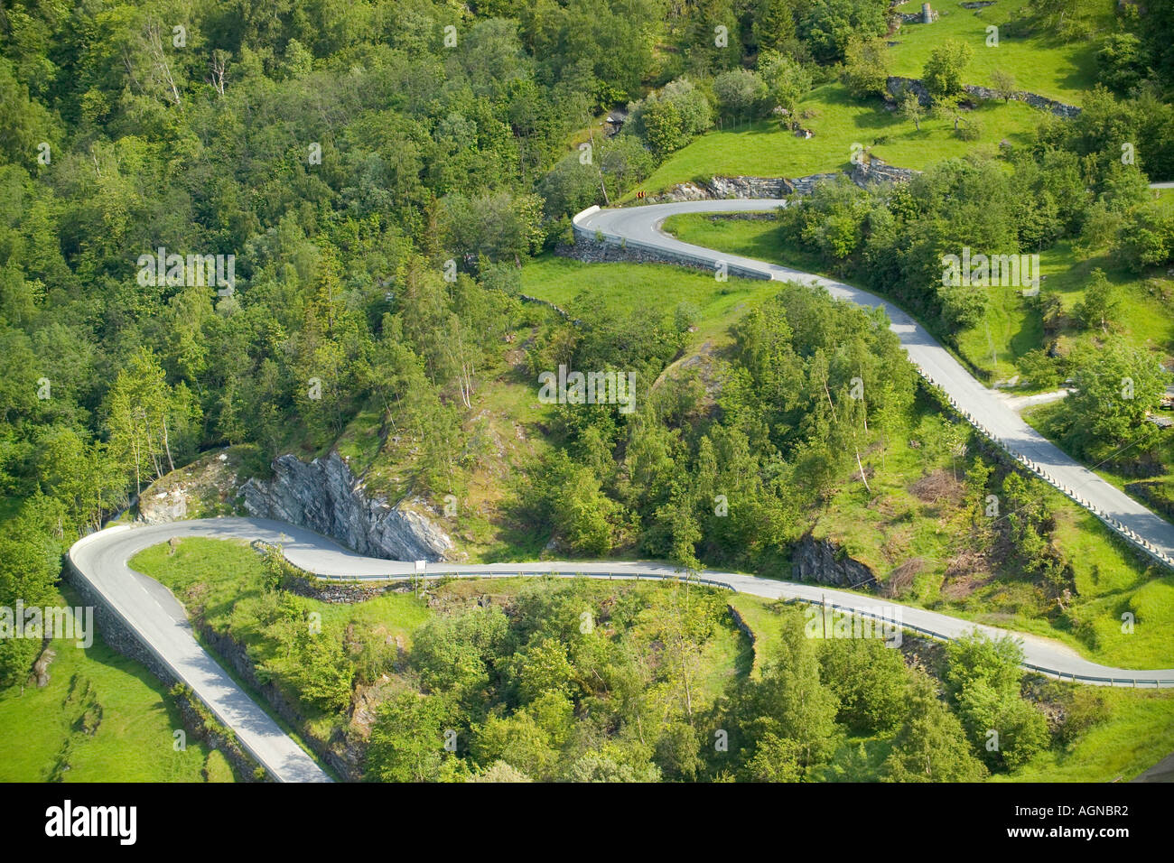 Winding Road sulla collina sopra Geiranger Norvegia Foto Stock