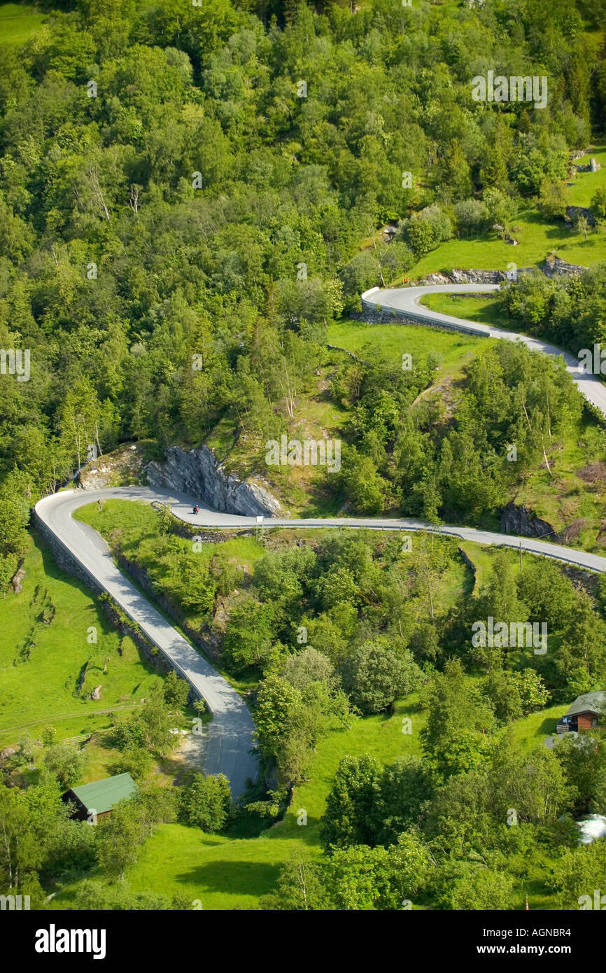 Winding Road sulla collina sopra Geiranger Norvegia Foto Stock