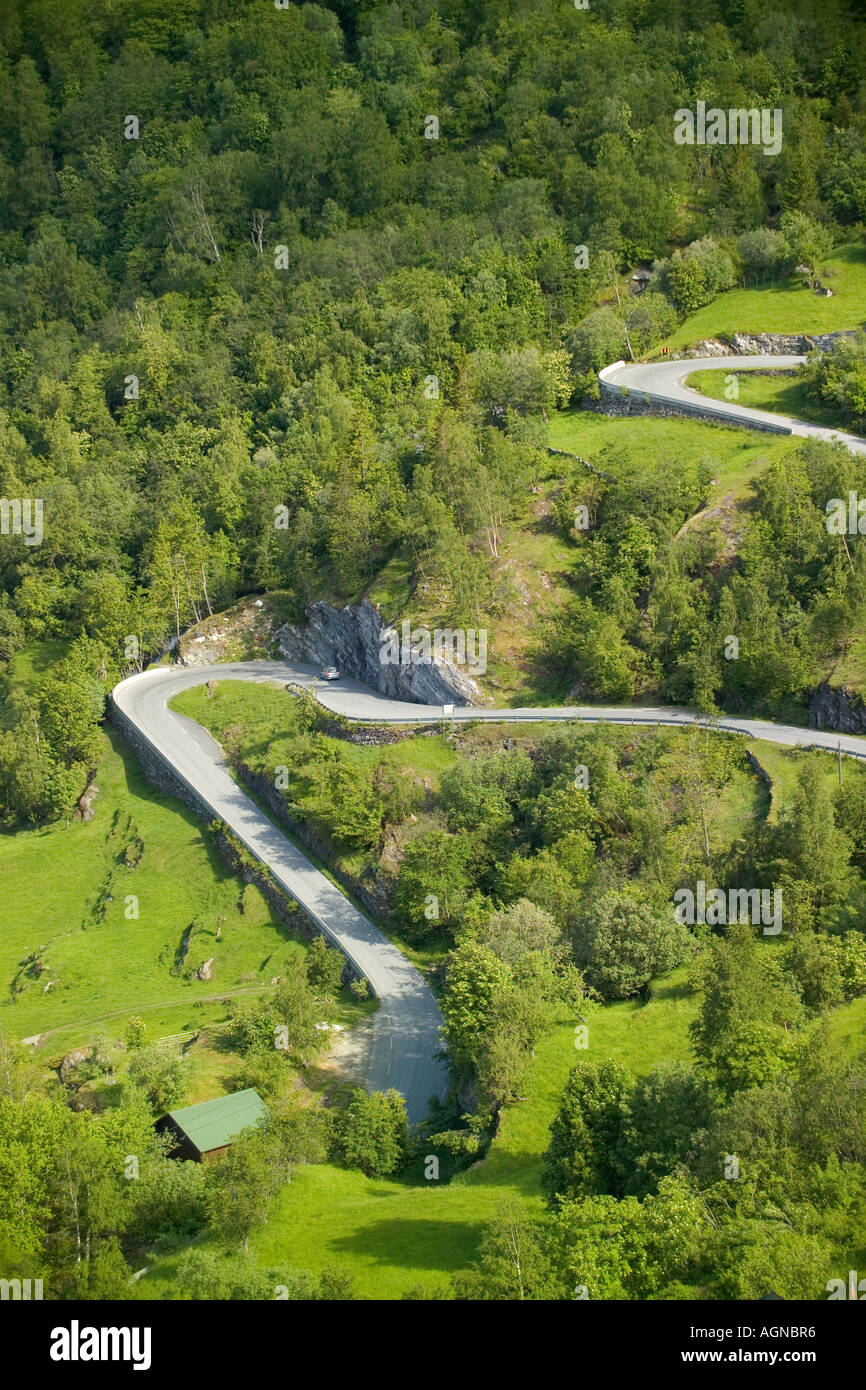 Winding Road sulla collina sopra Geiranger Norvegia Foto Stock