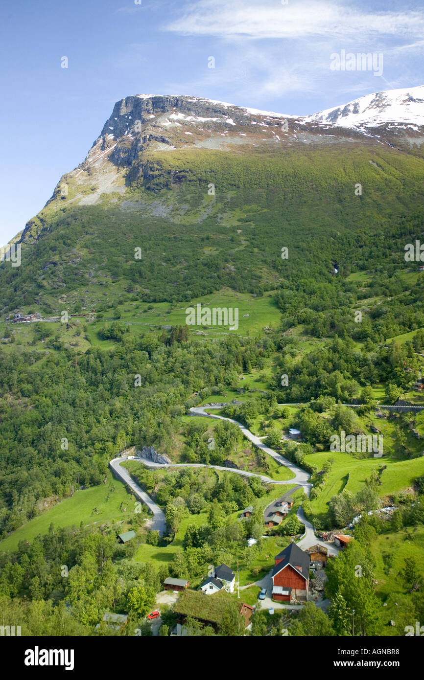Vista panoramica della strada tortuosa che conducono in basso verso il Geirangerfjord Geiranger Norvegia Foto Stock