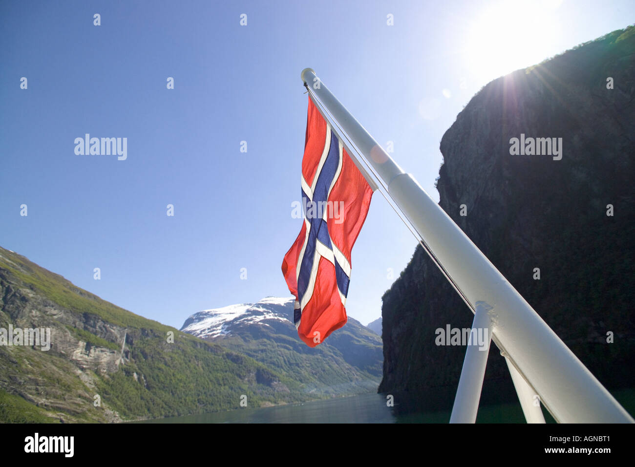 Bandiera norvegese su una barca touring il Geirangerfjord Geiranger Norvegia Foto Stock