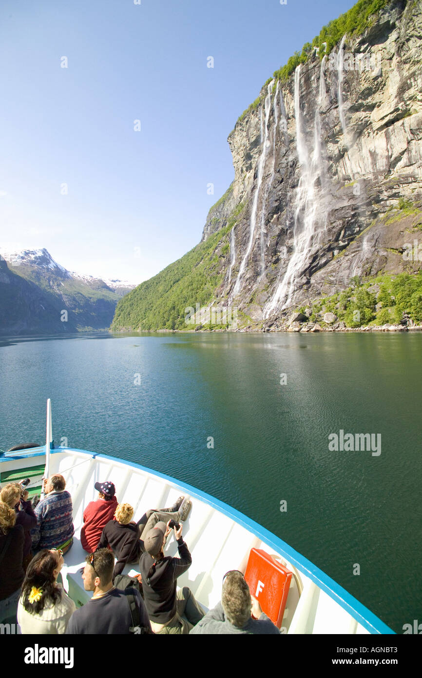 Vista delle Sette sorelle cascate da un tour guidato in barca il Geirangerfjord Geiranger Norvegia Foto Stock