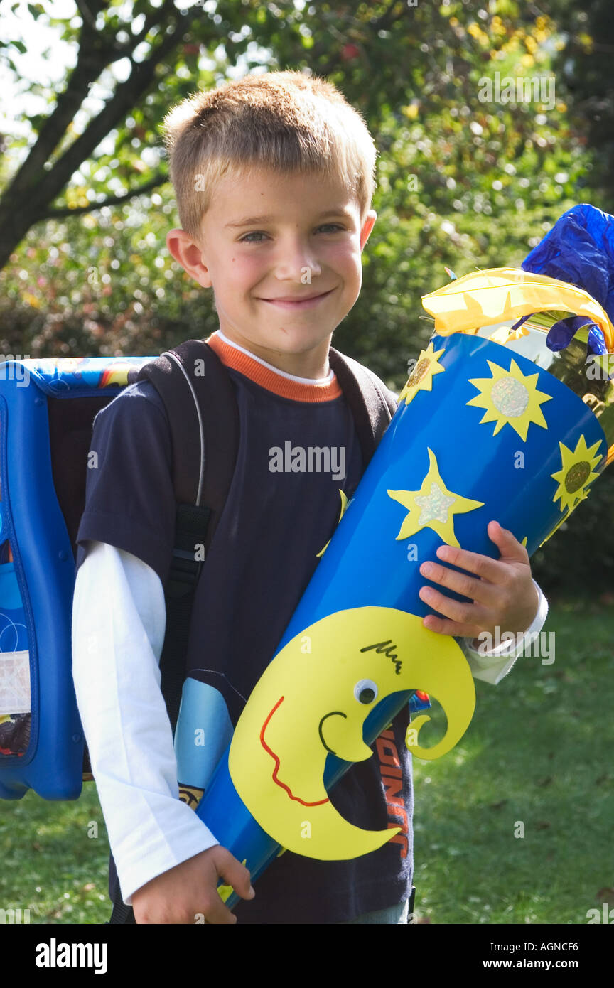 Signor ragazzo al suo primo giorno di scuola Foto Stock