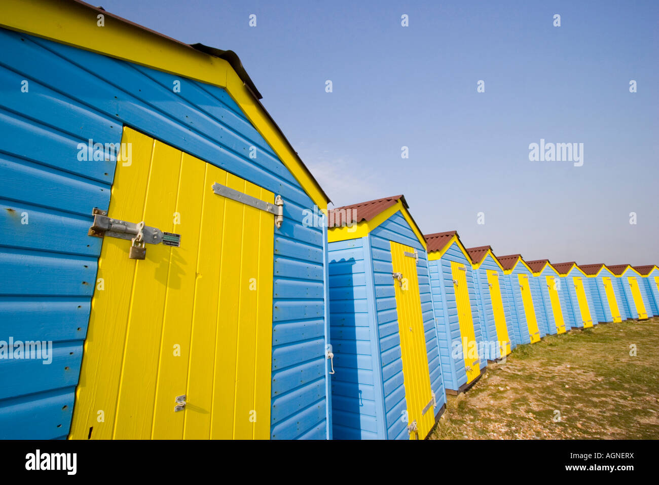 Ombrelloni sulla spiaggia di Littlehampton West Sussex Foto Stock