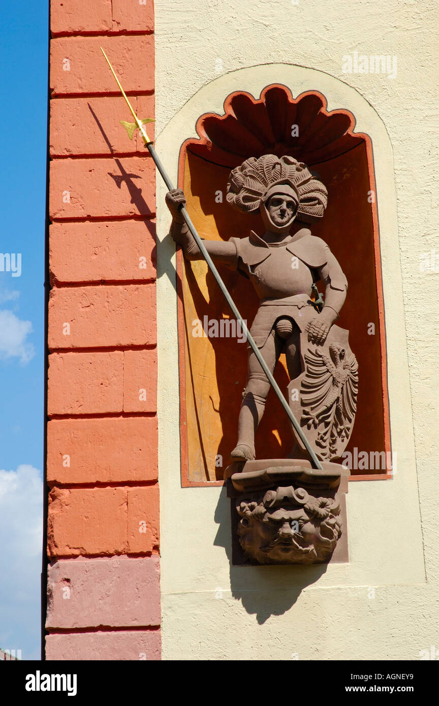 Knight figura al "nuovo edificio" di Santa Croce di fraternità, Rottweil, Baden-Wuerttemberg, Germania Foto Stock