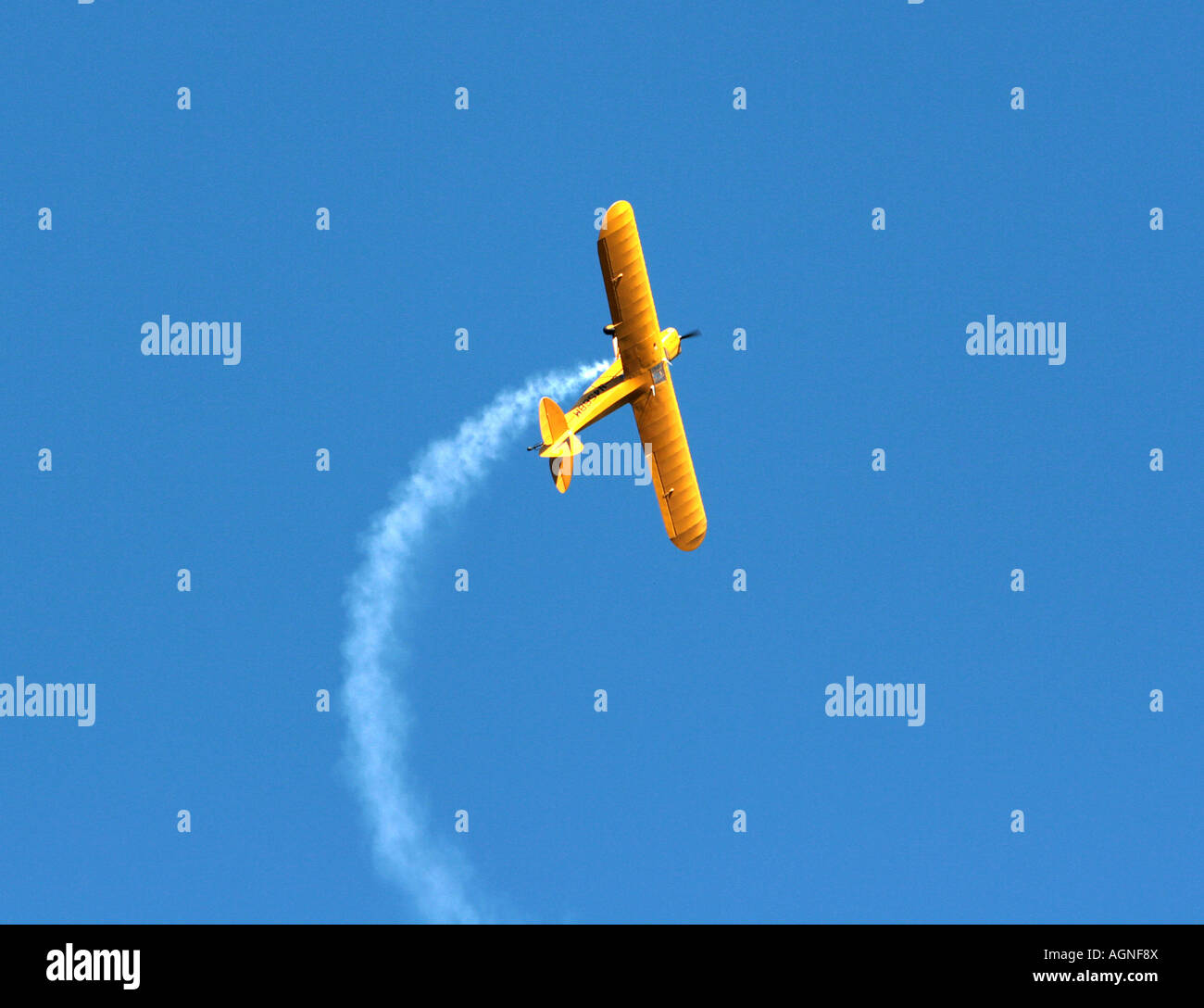 Un Piper cub quasi alla sommità del loop. Foto Stock