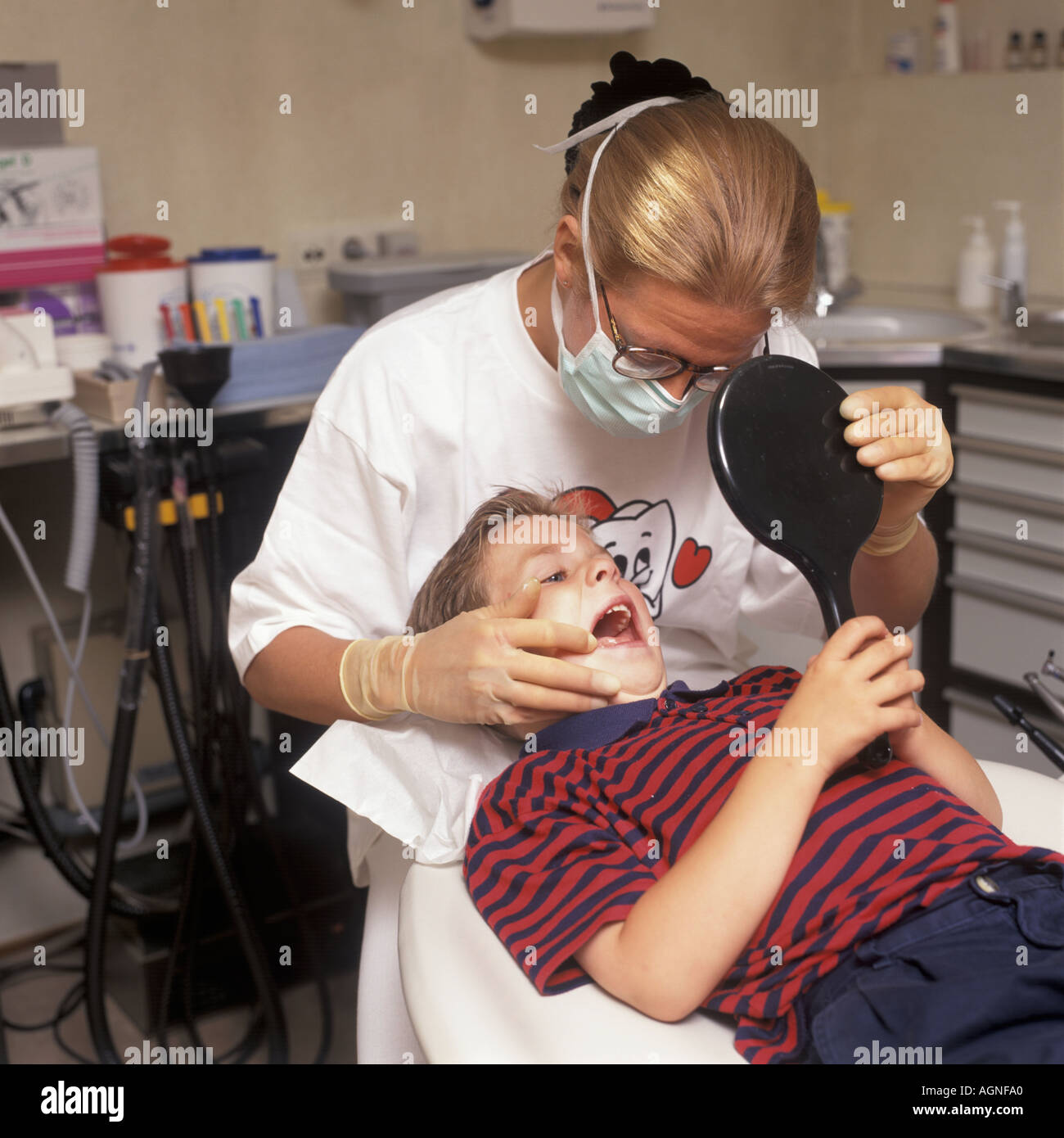 Bambino al dentista Foto Stock