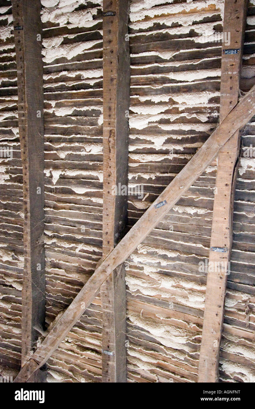Listello tradizionale e parete in gesso con listelli esposti Foto Stock