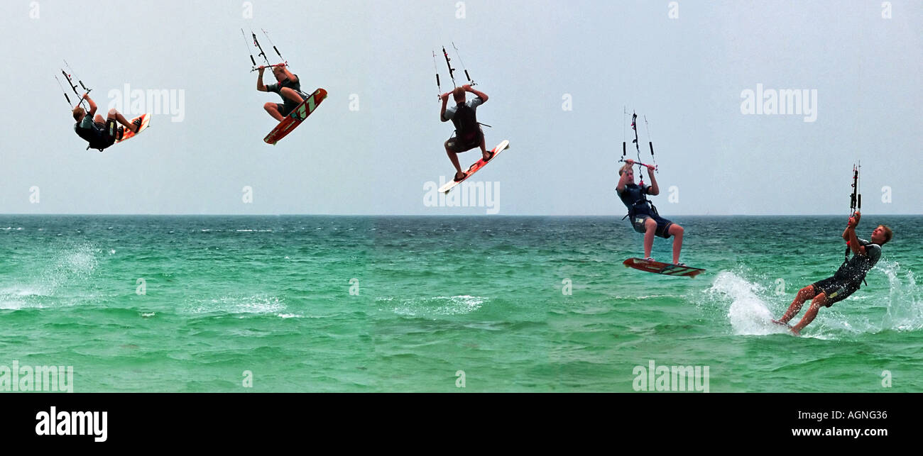 Sequenza di un kite boarder jumping a Tarifa Spagna Foto Stock