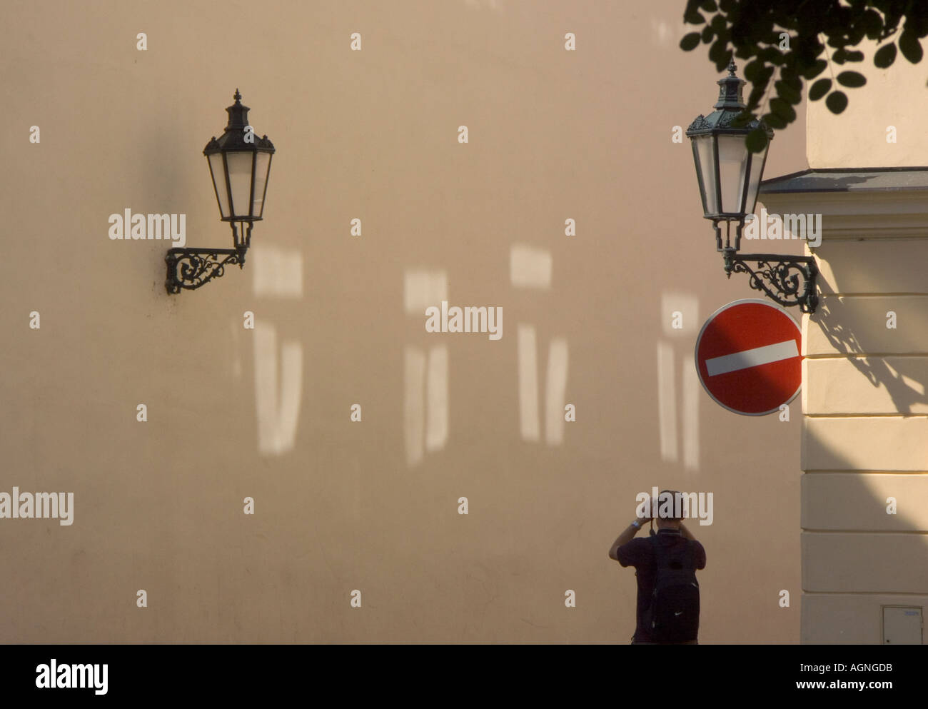 La luce riflette su di una parete in Mala Strana left bank città vecchia Praga Foto Stock