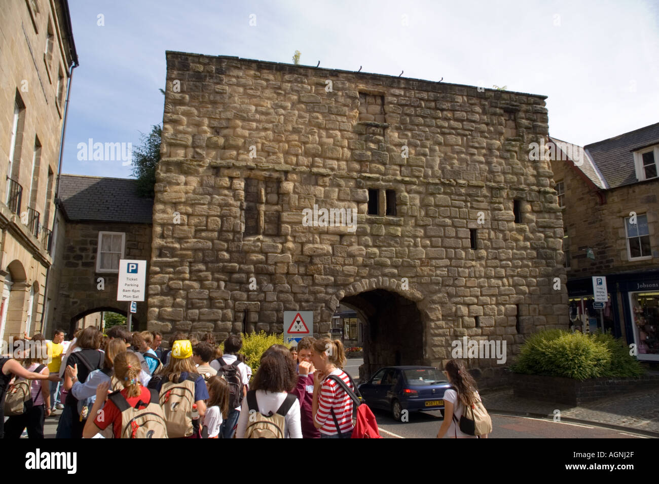 Alnwick Northumberland UK the gatehouse tower con scuola di italiano parte dei visitatori Foto Stock