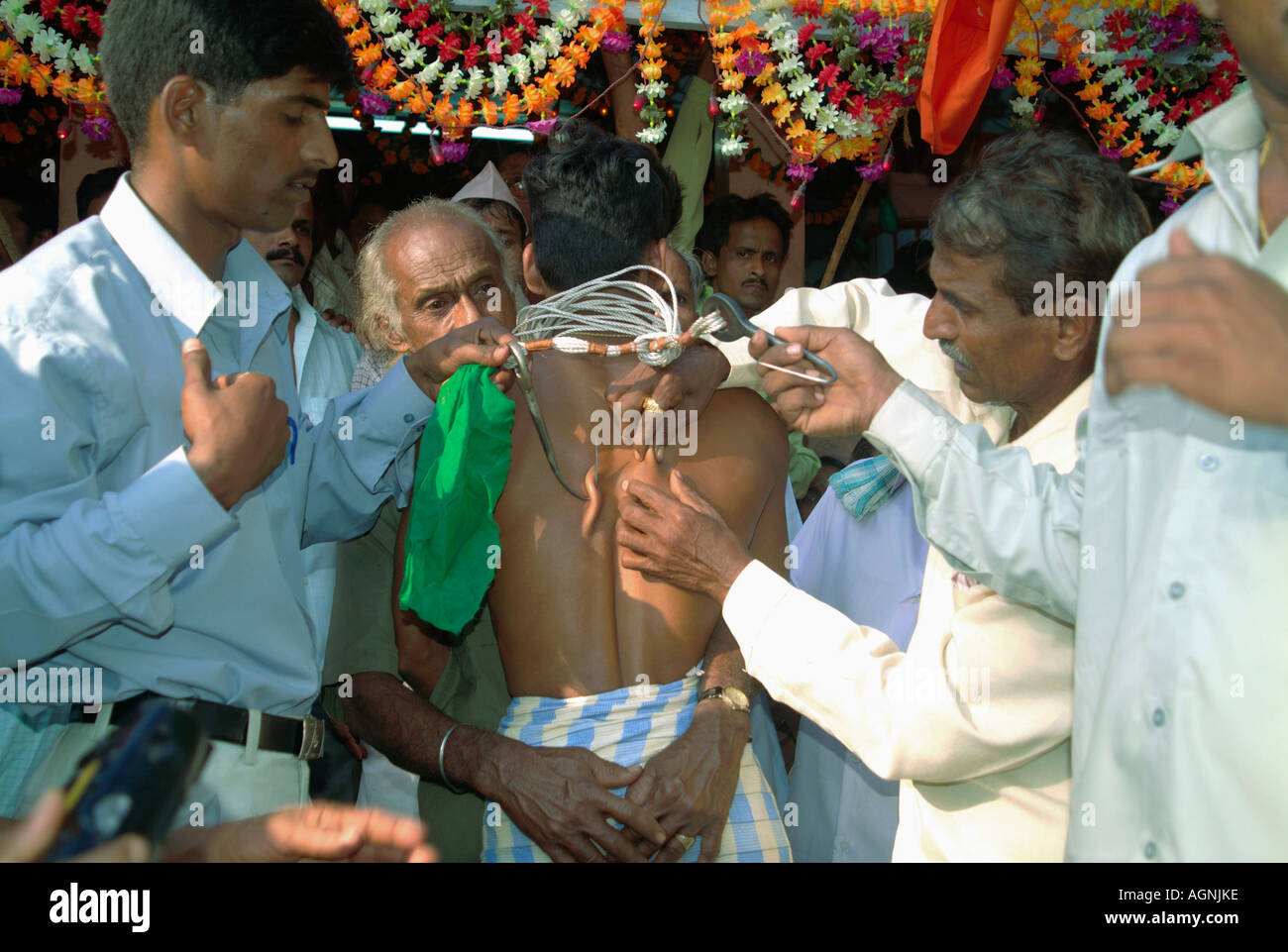 Una tradizione religiosa denominata "Bagada'. I devoti mettere un gancio sul retro e sono appesi (Vyagrambari). Narvan, Maharastra, India Foto Stock