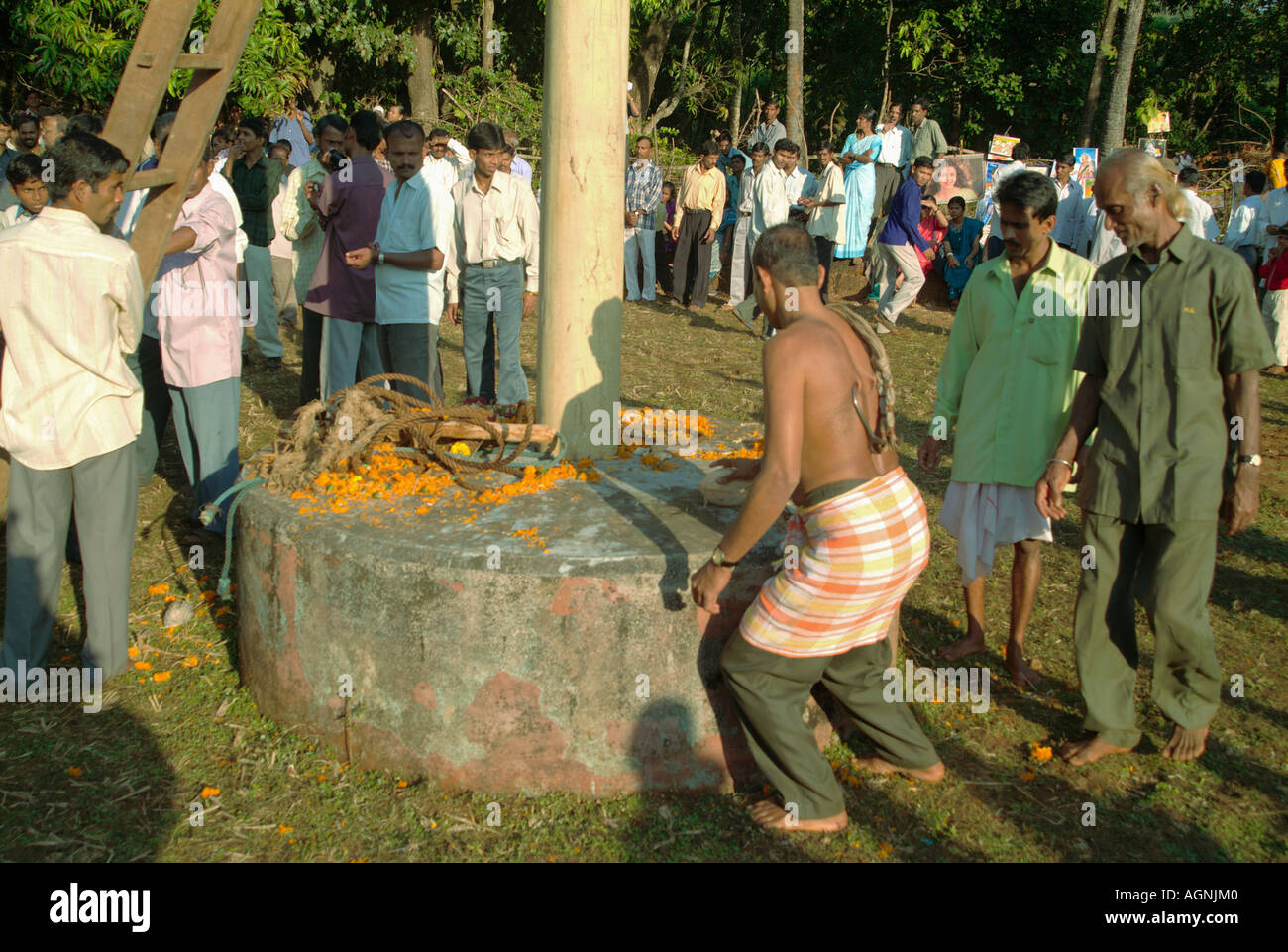 Una tradizione religiosa denominata "Bagada'. I devoti ottiene hoocked e poi impiccato nel nome di Dio (Vyagrambari). Narvan, Foto Stock