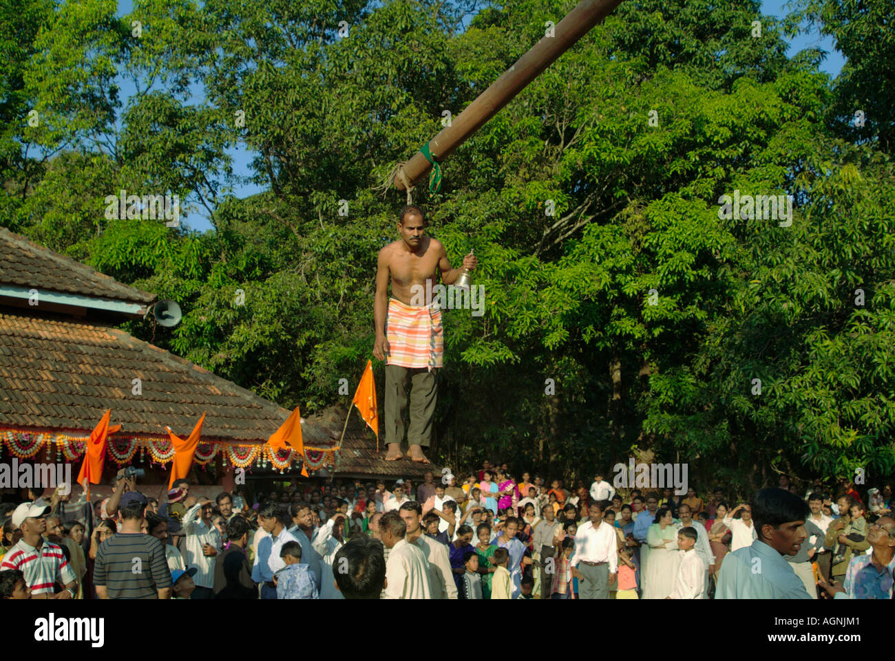Una tradizione religiosa denominata "Bagada'. I devoti ottiene hoocked e poi impiccato nel nome di Dio (Vyagrambari). Narvan, Foto Stock