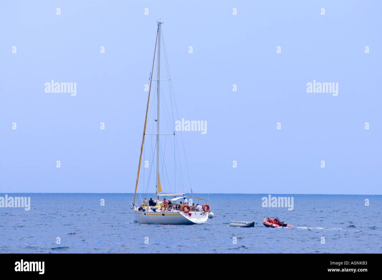 Barca a vela in mare oceano in alto mare mare aperto per mettere a mare Foto Stock