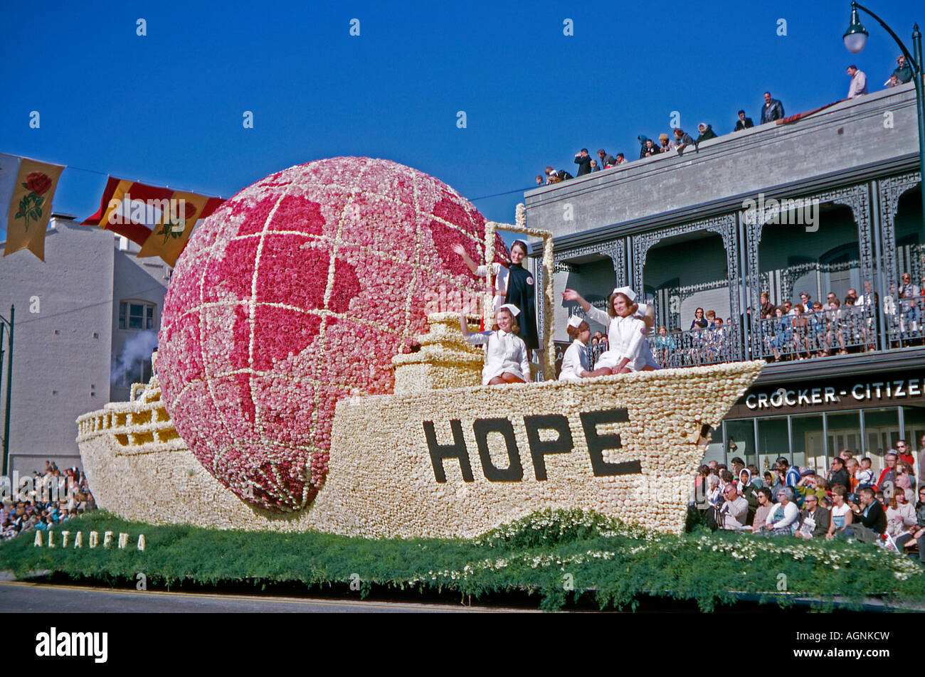 Gli infermieri a bordo di una sfilata di nave galleggiante dicendo "speranza", Torneo di Rose Pasadena 1966 Foto Stock