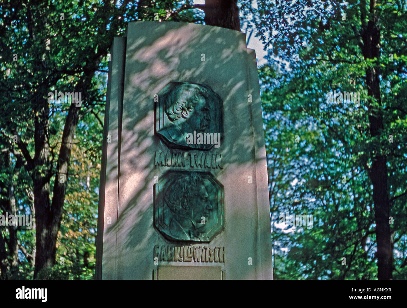 La lapide alla tomba di Mark Twain, Woodlawn Cemetery, Elmira, New York, USA. Foto Stock