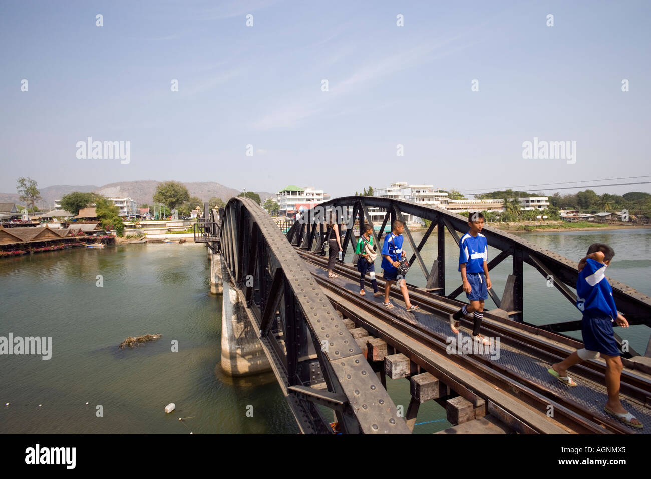 Ragazzi passeggiate sul Fiume Kwai ponte costruito dai prigionieri di guerra mondiale II del giapponese Kanchanaburi Thailandia Foto Stock
