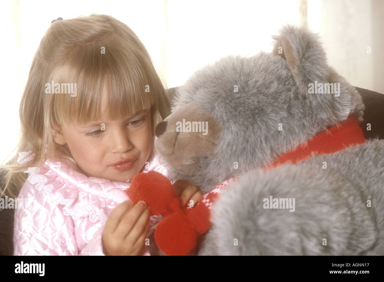 Bambino con Teddy bear Foto Stock