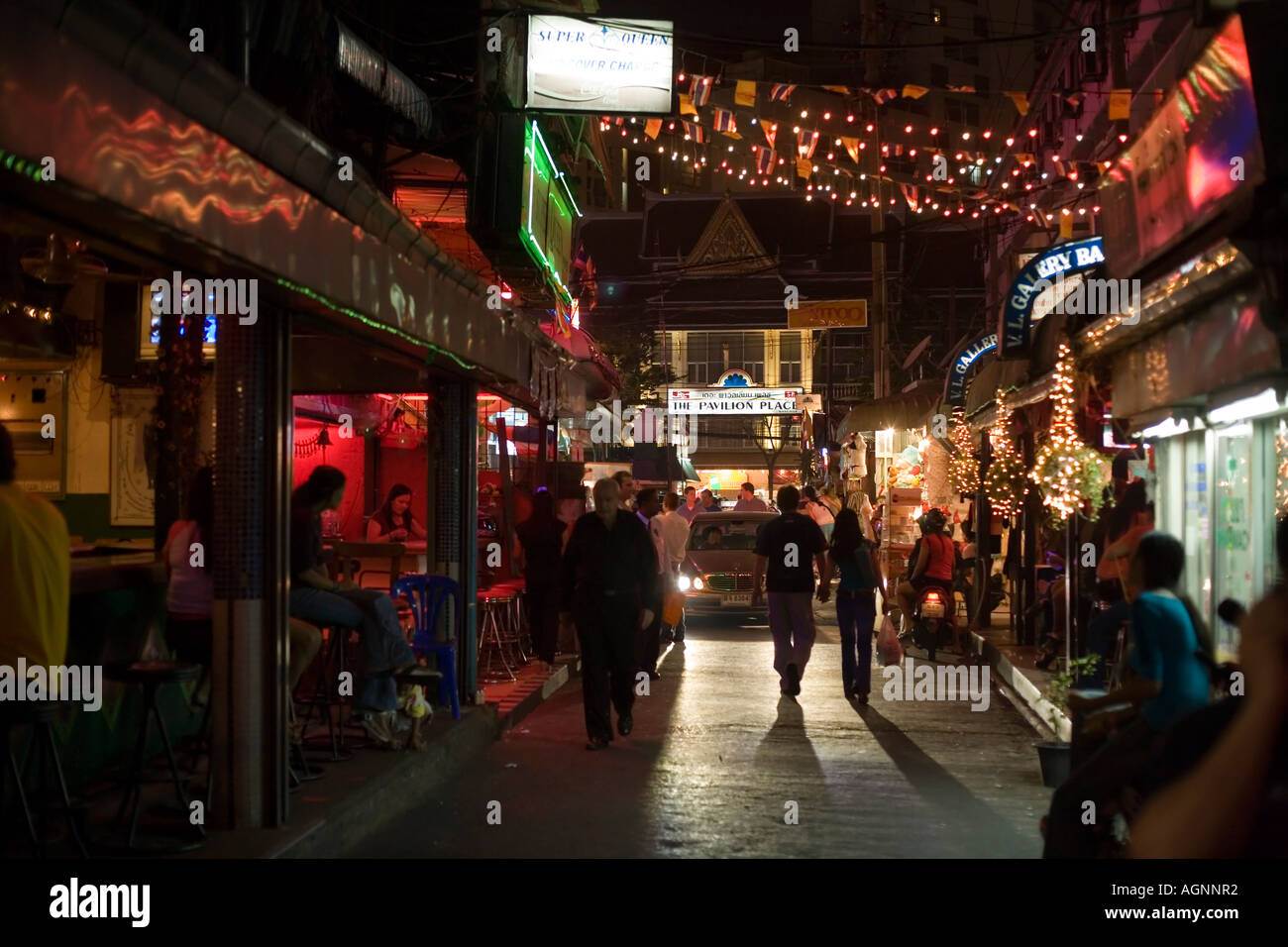 Una vista di Patpong una luce rossa e il quartiere del divertimento di notte Bang Rak district Bangkok in Thailandia Foto Stock