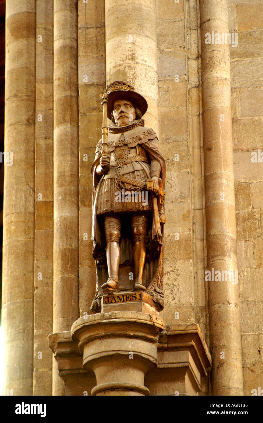 Statua di Re James 1a navata unica chiesa cattedrale di San Pietro e di San Wilfrid diocesi di Ripon e Leeds North Yorkshire Foto Stock