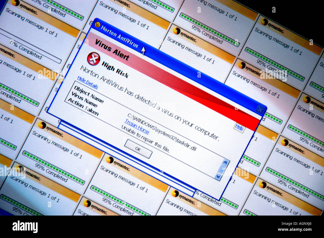 La tecnologia Norton antivirus ad alto rischio di virus di computer avviso di attacco sullo schermo del computer Foto Stock