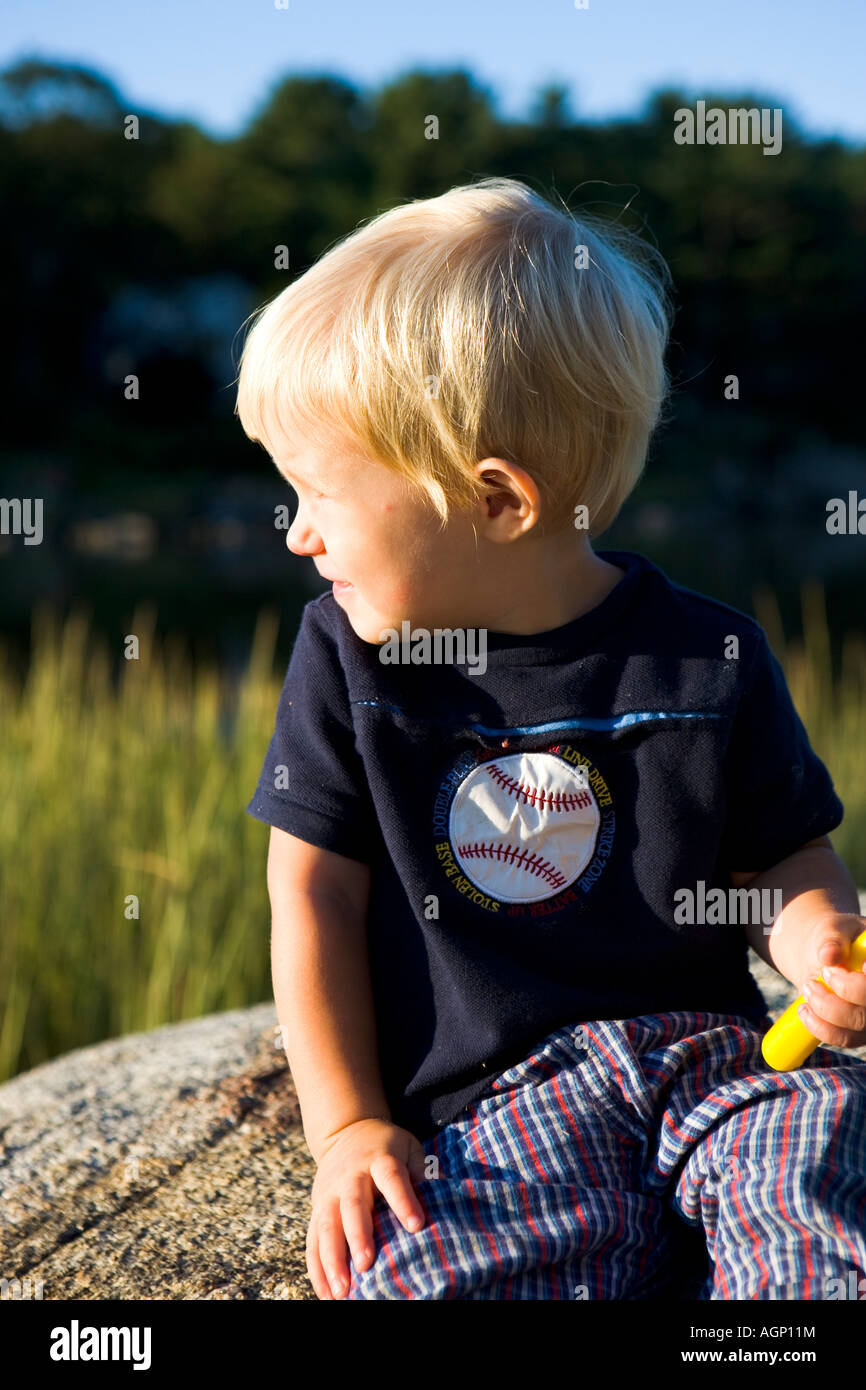 Un ragazzo giocando con una rete in Gloucester Massachusetts USA Foto Stock