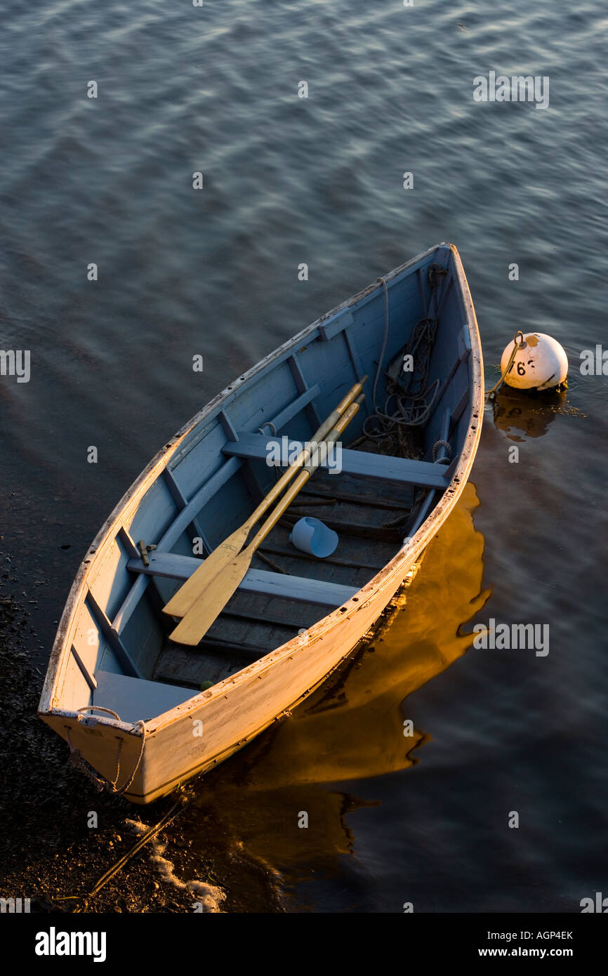 Un skiff legato nel porto di Annisquam in Gloucester Massachusetts USA Foto Stock