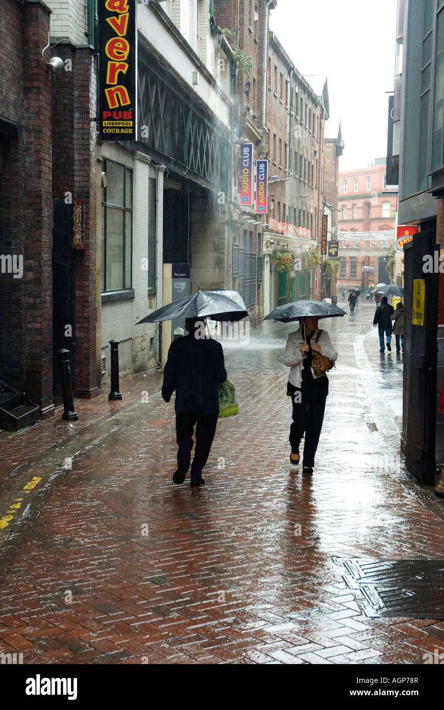 Strada di Liverpool in pioggia vicino a Cavern Club Foto Stock