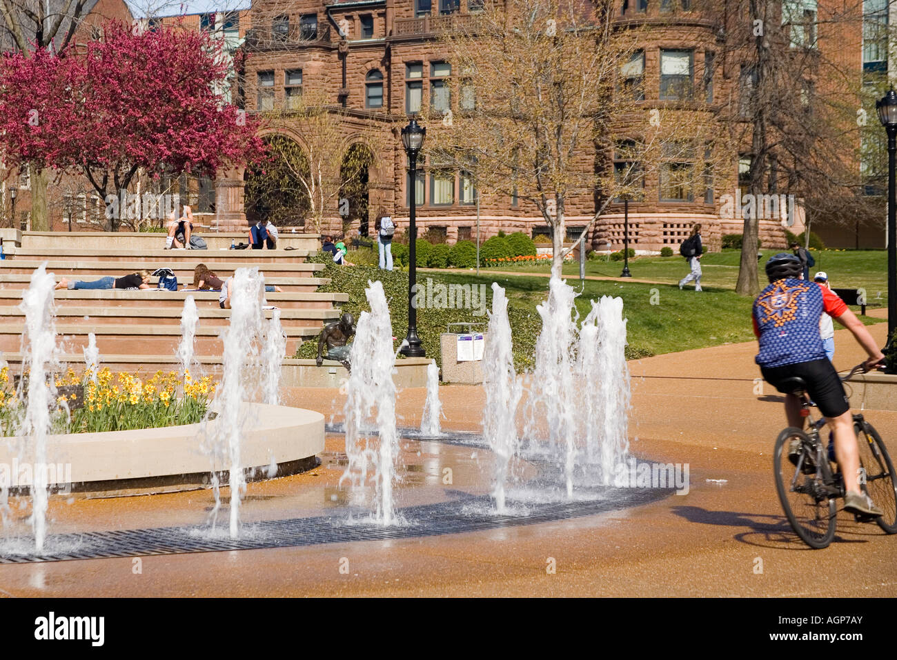 St Louis University campus in primavera con gli studenti su una bici passato fontana d'acqua. Foto Stock