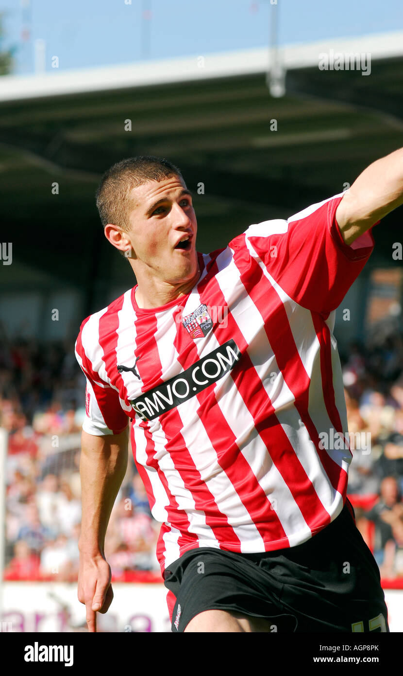 Brentford FC V Barnet FC. John Mousinho punteggio celebra il suo primo obiettivo di Brentford, Griffin Park, Brentford, Middlesex, Regno Unito. Foto Stock