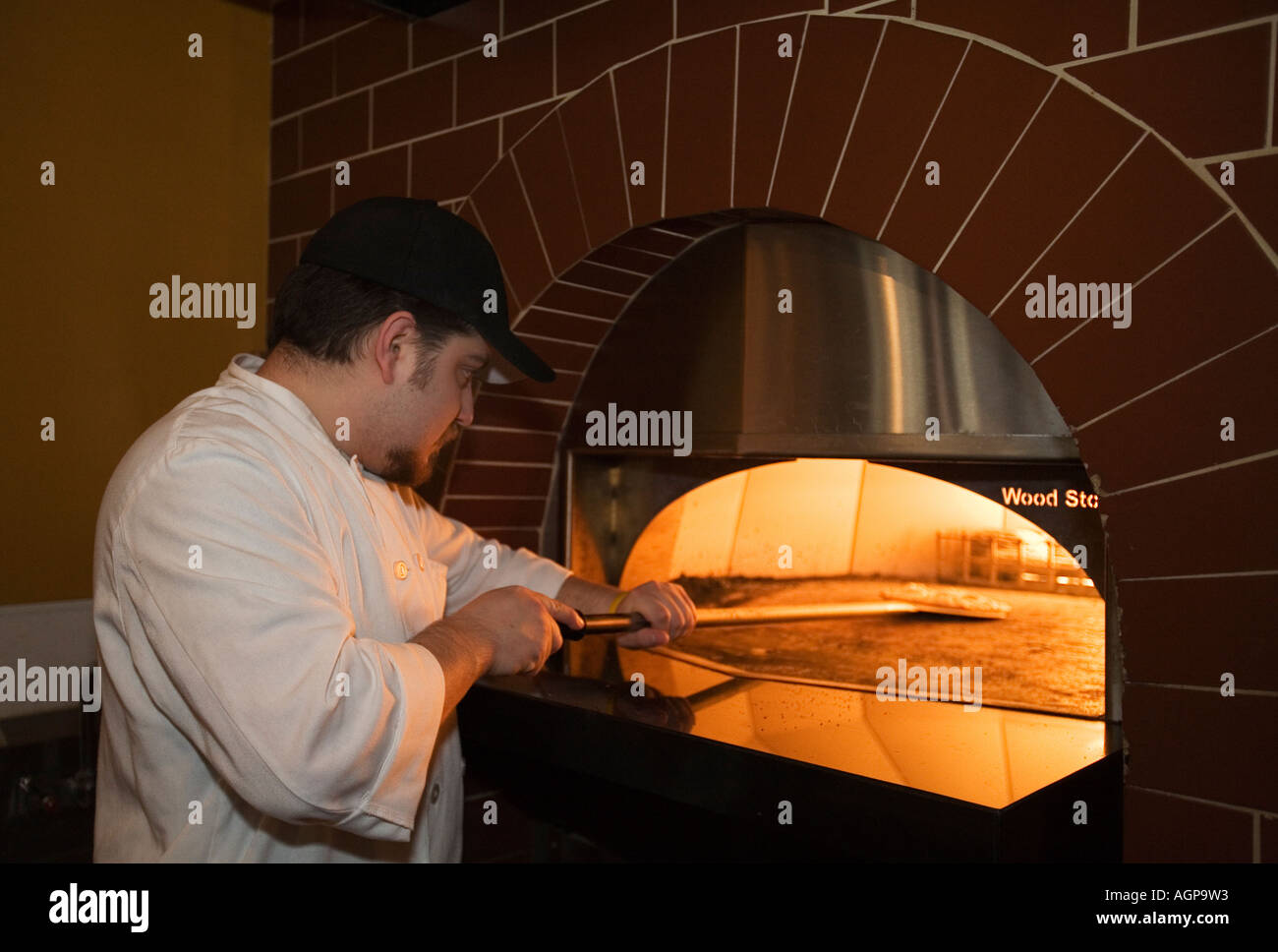 Detroit Michigan Frankie Paulick una linea cucinare a piccoli piatti ristorante mette una pizza in forno Foto Stock