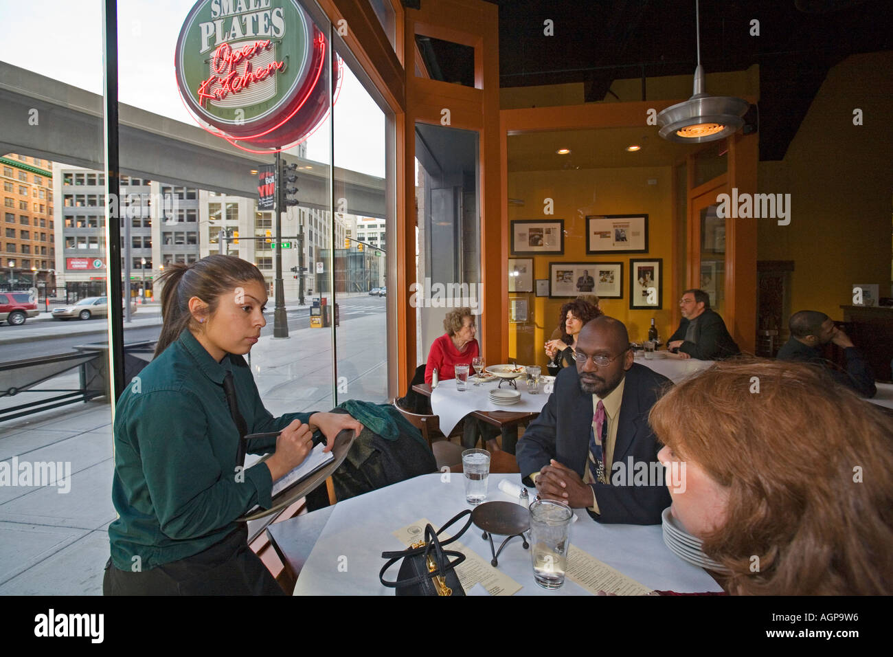 Detroit Michigan una cameriera prende un ordine a piccoli piatti ristorante Foto Stock