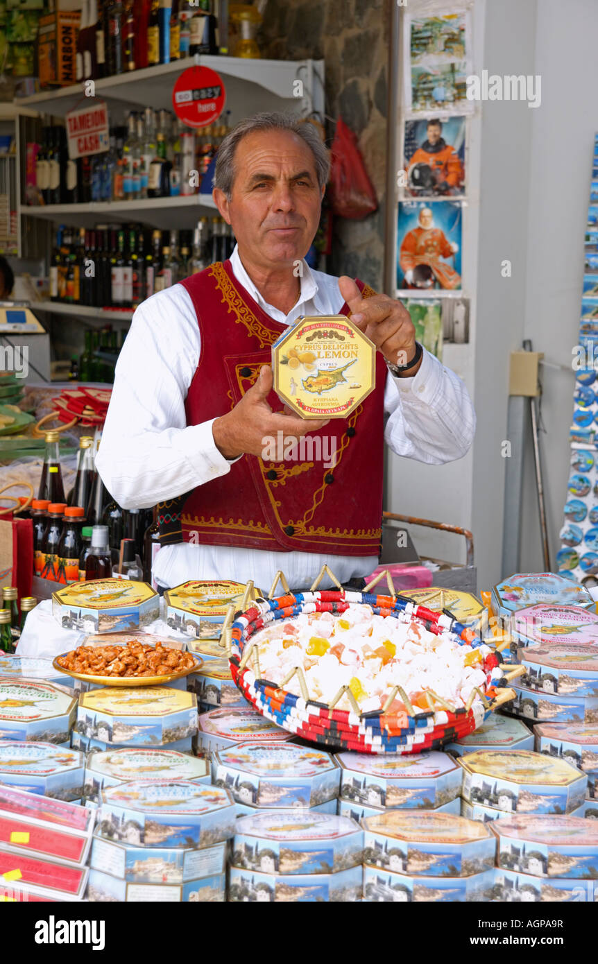 Cipro monti Troodos souvenir shop un uomo in abito tradizionale vendita di Cipro piaceri e altre caramelle caramelle e dadi Foto Stock