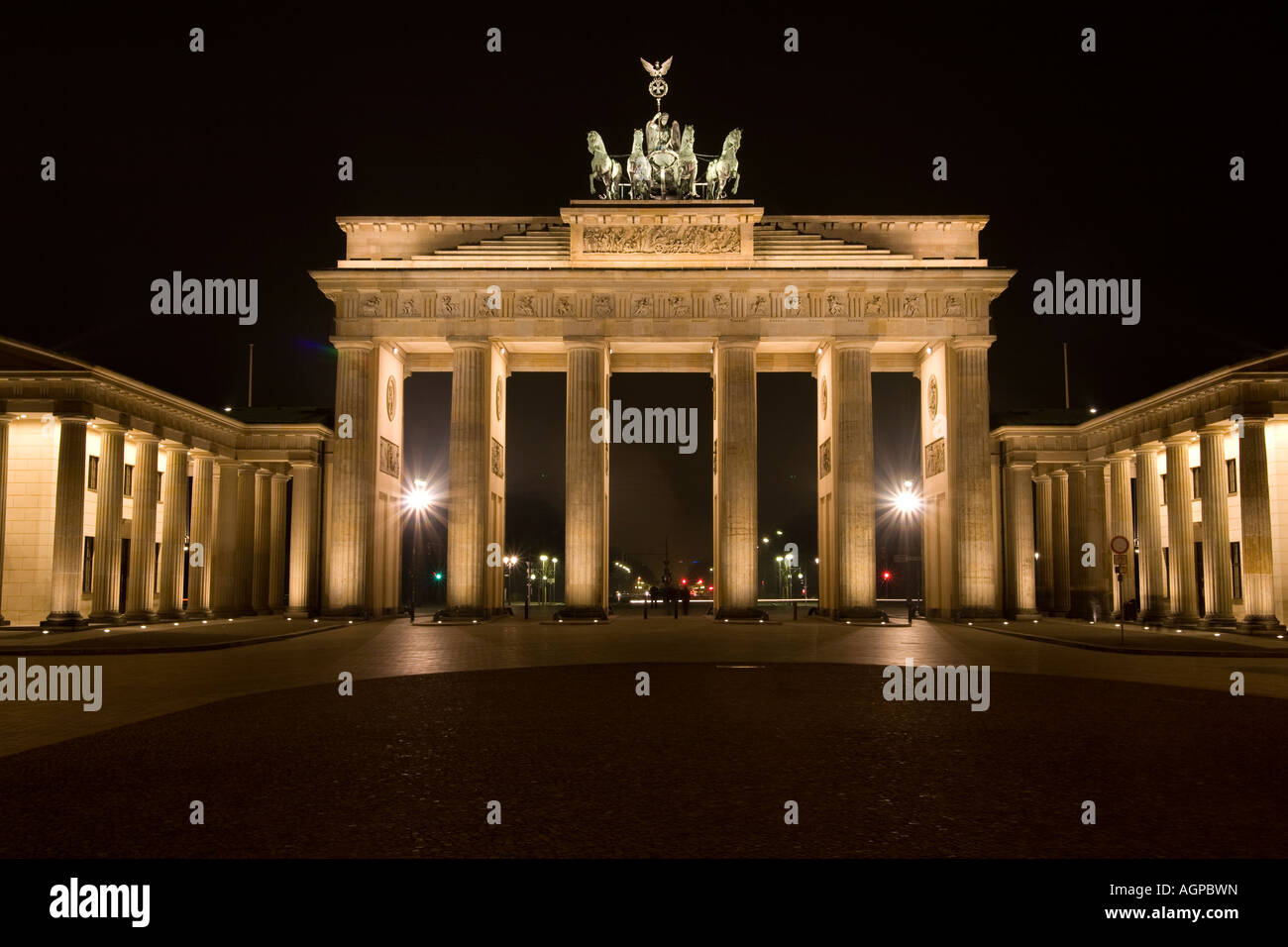 Berlin Brandenburg Gate (Brandenburger Tor) di notte (Germania) Foto Stock