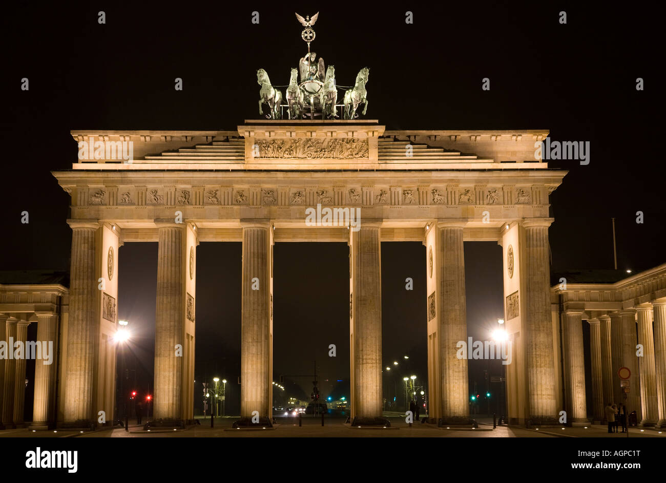 Berlin Brandenburg Gate (Brandenburger Tor) di notte (Germania) Foto Stock