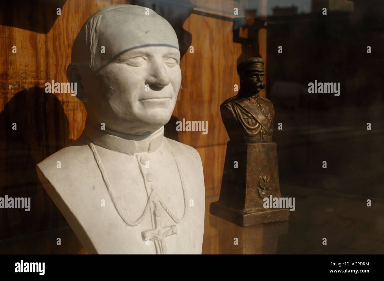 Un busto di Papa Giovanni Paolo II nella vetrina di un negozio a Cracovia Polonia Foto Stock