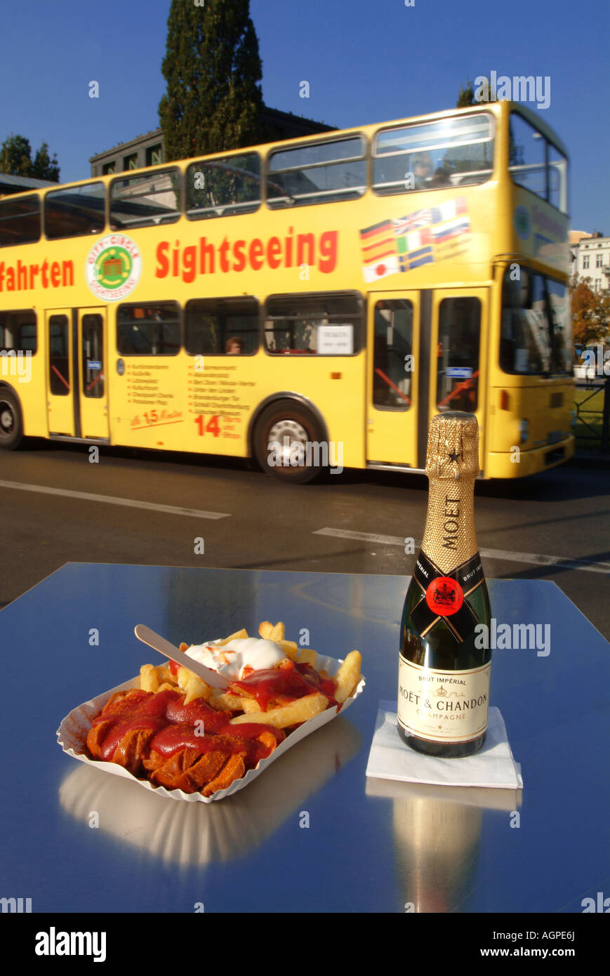 Currywurst e patatine fritte con salsa nella piastra. La delicatezza di Berlino. Fast food. Berlino. Wittenbergplatz. Autobus turistico. Foto Stock