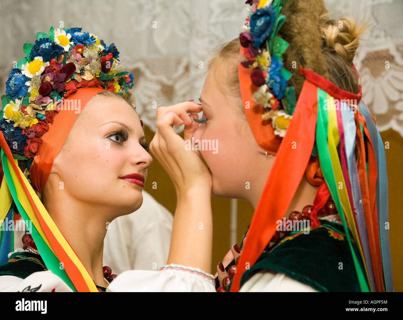 Due membri del gruppo ballo popolare Bessarabskij Souvenir sono impegnati con il loro make up prima di una performance Foto Stock