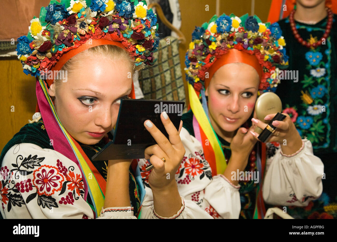 Due membri del gruppo ballo popolare Bessarabskij Souvenir sono impegnati con il loro make up prima di una performance Foto Stock