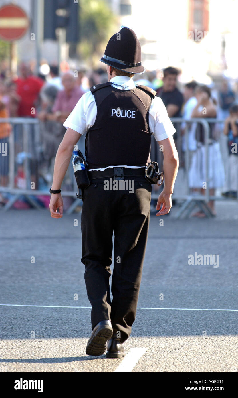 Funzionario di polizia a piedi pattuglia in Inghilterra, Regno Unito Foto Stock