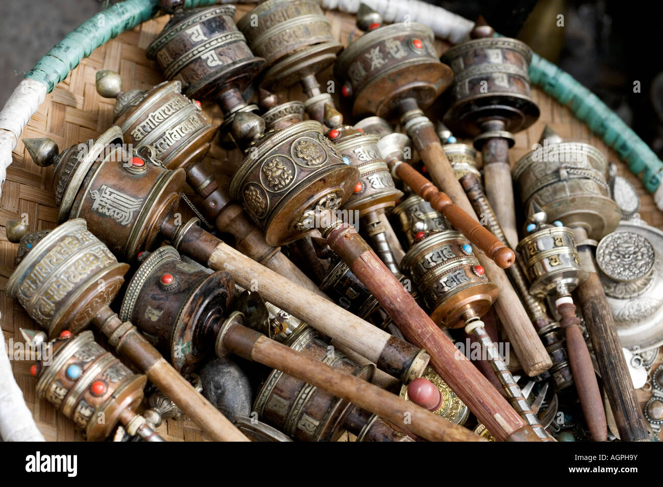 Cesto di tenuta in mano la preghiera buddista ruote al di fuori di un tempio buddista shop allo Stupa Swayambhu, Kathmandu, Nepal Foto Stock