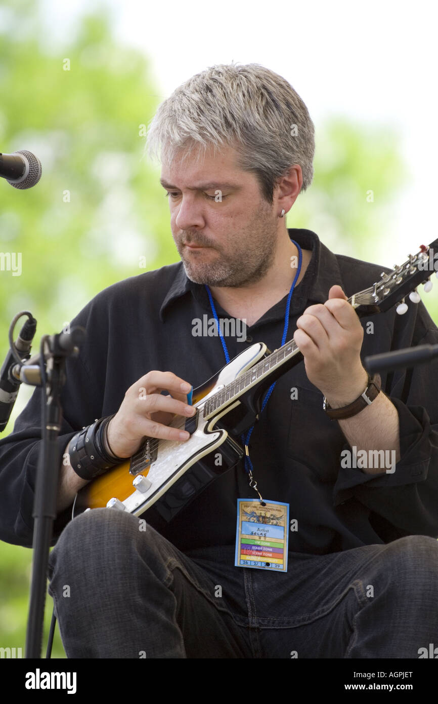 Seamus Egan della convenzione Solas band suona al Festival International de Louisiane Foto Stock