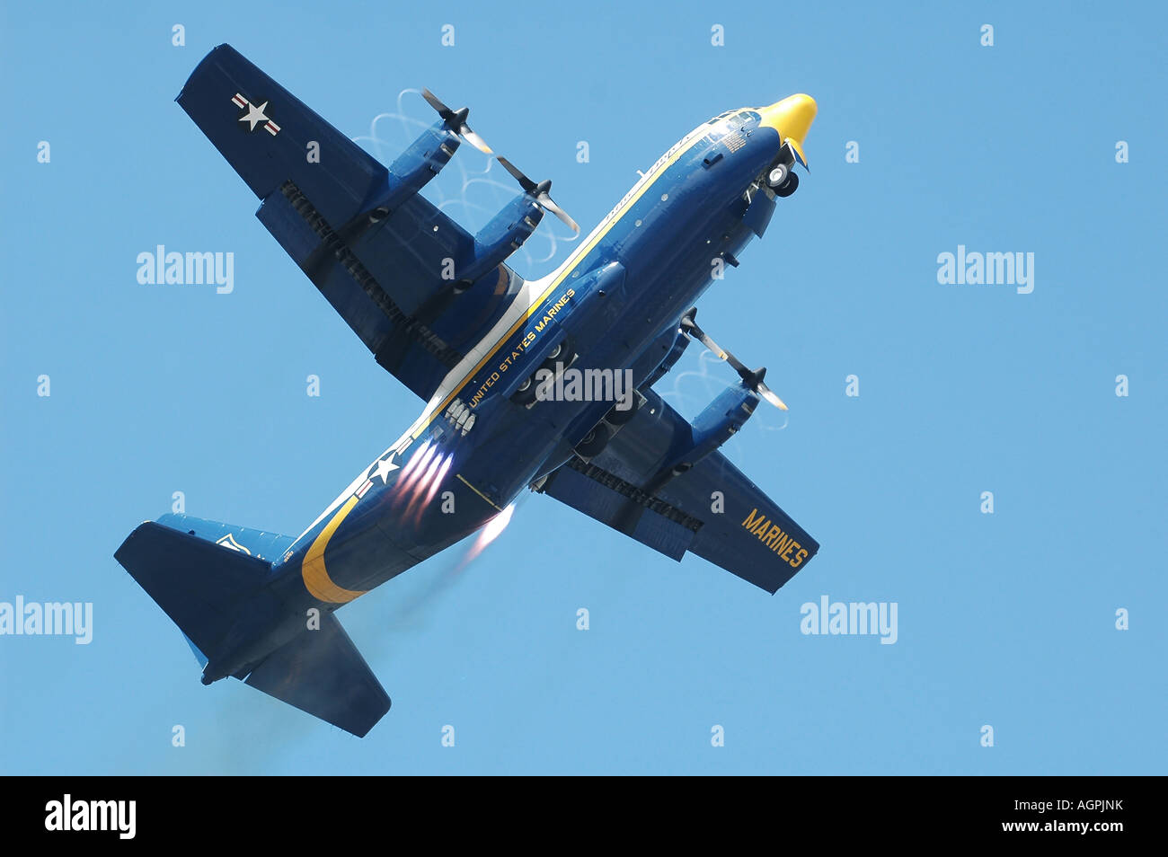 Blue Angels Fat Albert Lockheed-Martin C-130T Hercules, tenuto spento a 45 gradi con razzi JATO assistere Foto Stock