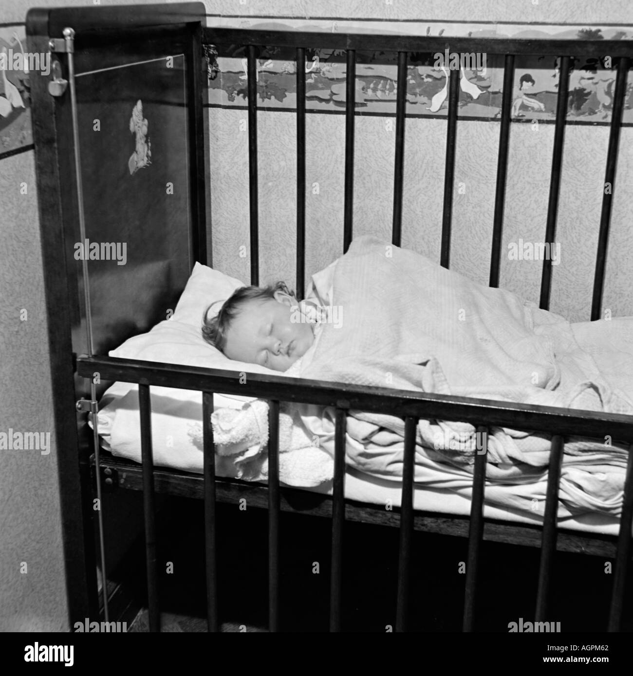 Vecchia famiglia VINTAGE FOTOGRAFIA SNAP SHOT BABY GIRL dormono in culla vivaio Foto Stock