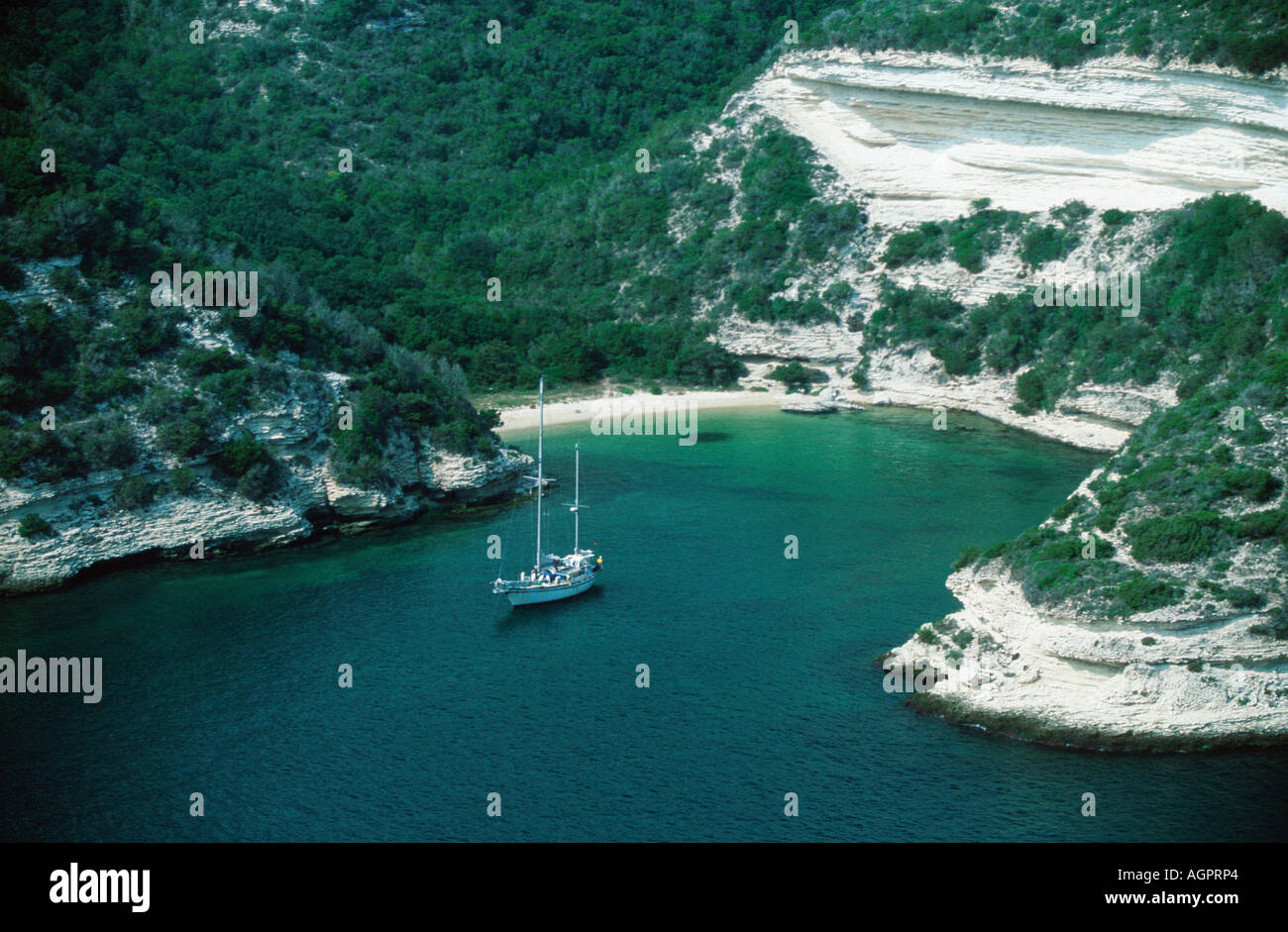 Imbarcazione a vela in bay / Bonifacio / Seegelboot in Bucht Foto Stock